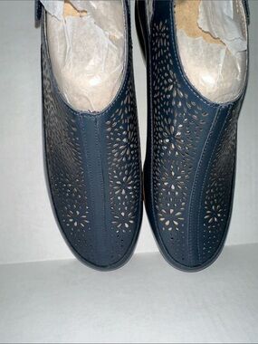 Easy Spirit Navy‎ Laser-Cut Slip-On Flats